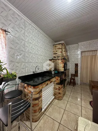 A cozinha apresenta um balcão com revestimento de tijolo aparente.