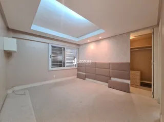 Foto do interior de uma sala com teto inclinado.