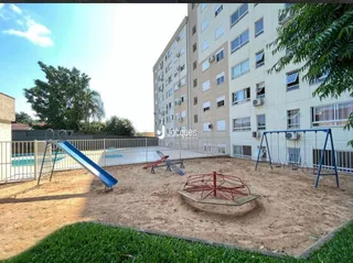 Área externa com gramado e cercamento de uma propriedade residencial.