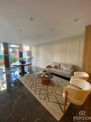 Foto de uma sala de estar com sofá e piso escuro.