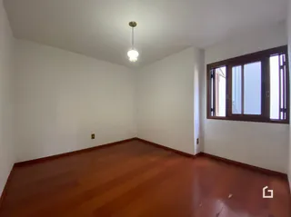 Sala de estar com piso de madeira polida.