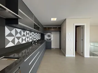 Esta é uma cozinha moderna com armários cinzas e revestimento geométrico.