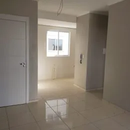 Hall de entrada com piso claro e paredes brancas.