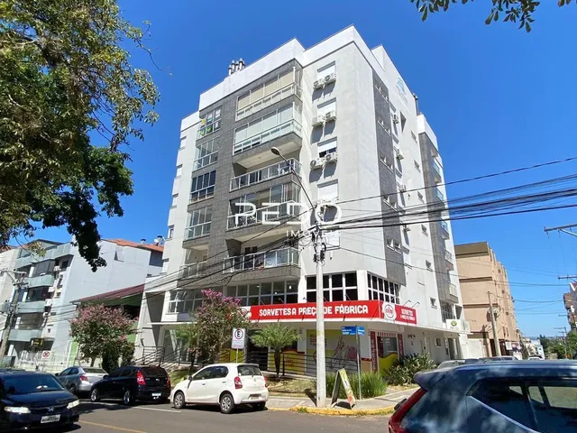 Fachada de um prédio residencial em Lajeado, Brasil, sob céu azul.