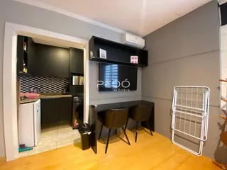 Ambiente interno de sala com acesso à cozinha em Lajeado, Brasil.