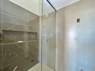 Foto de um banheiro com revestimento em mármore cinza na Lajeado.