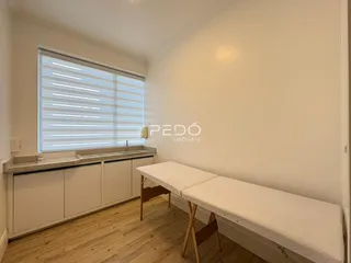 Vista interna de um cômodo com janela e bancada de cozinha.
