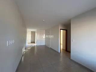 Corredor interno de uma residência com piso de cerâmica.