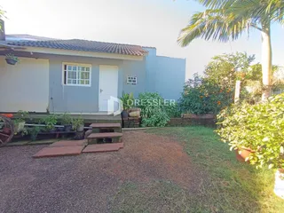 Fachada de uma casa em Lajeado, Brasil, com jardim frontal.