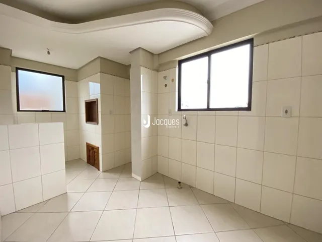 Hall de entrada com piso de cerâmica e paredes brancas.