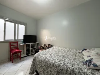 Quarto com cama e janela em um imóvel.