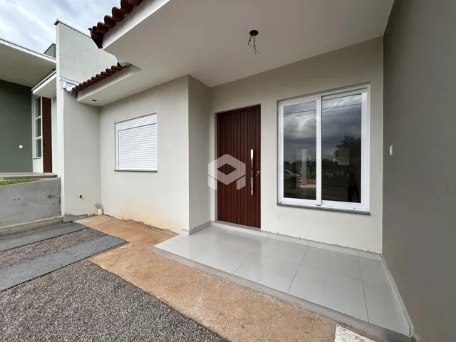 Fachada lateral de uma residência em Lajeado, Brasil, mostrando a entrada e a área externa.