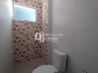 Foto de um banheiro com parede decorada