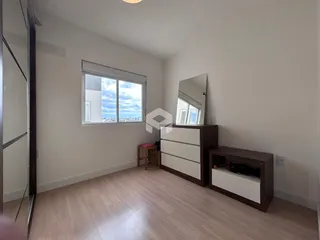 Sala de estar com vista para a cidade através da janela.
