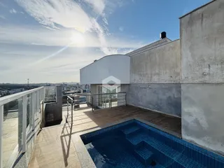 Vista de uma área externa com piscina e muro de concreto em Lajeado.