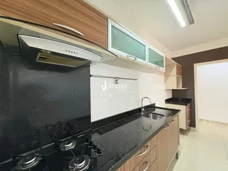 Foto de uma cozinha moderna com armários de madeira e bancadas escuras.