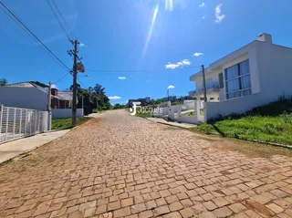 Vista da entrada de uma propriedade em Lajeado, Brasil com calçamento de pedras.