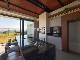 Sala de estar com vista para o exterior e grandes janelas.
