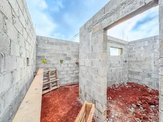 Paredes de concreto expostas em uma construção em Lajeado.
