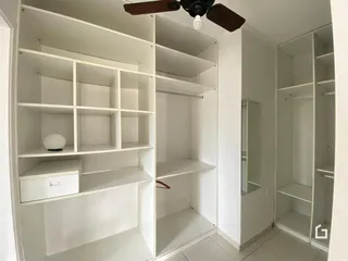 Hall com estantes brancas em um imóvel no Brasil.