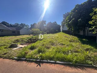 Vista da propriedade com gramado e cerca ao ar livre.