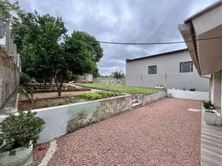 Vista externa de um terreno com jardim e muro de contenção em Lajeado, Brasil.