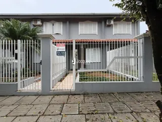 Fachada de uma residência em Lajeado, Brasil, com cerca e portão.