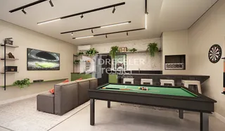 Imagem de uma sala de estar com uma mesa de jogo no interior de uma residência.