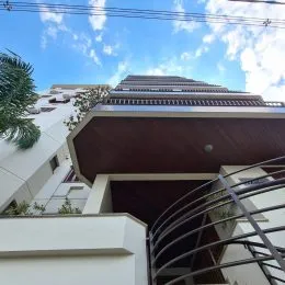 Foto da fachada de um imóvel em Lajeado, Brasil, mostrando a estrutura do telhado.