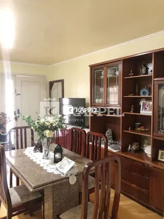 Foto de uma sala de jantar com mesa de madeira e armário de madeira.
