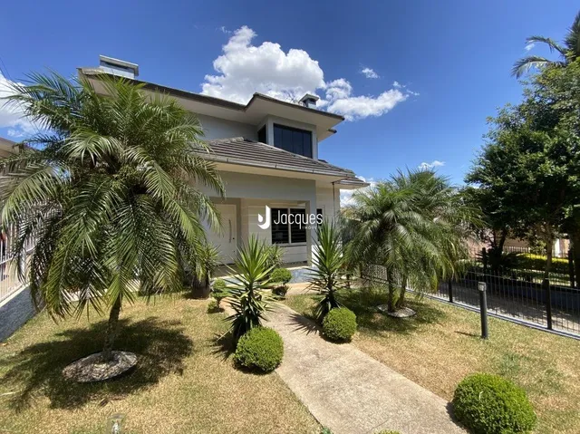 Fachada de uma residência em Lajeado, Brasil, com vegetação ao redor.