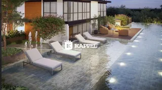 Uma área externa com espreguiçadeiras modernas e piso de pedra.