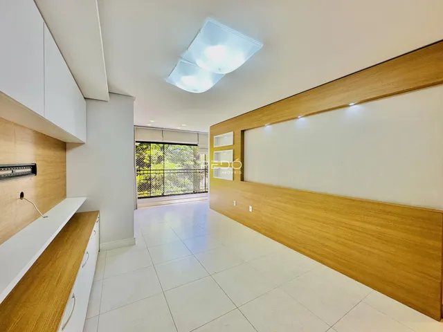 Hall de entrada com piso claro e revestimento de madeira na área interna.