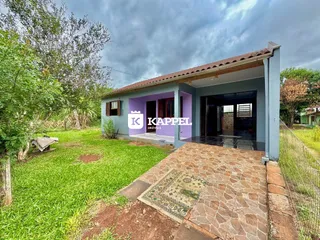 Fachada de uma residência em Lajeado com jardim gramado e caminho de pedra.