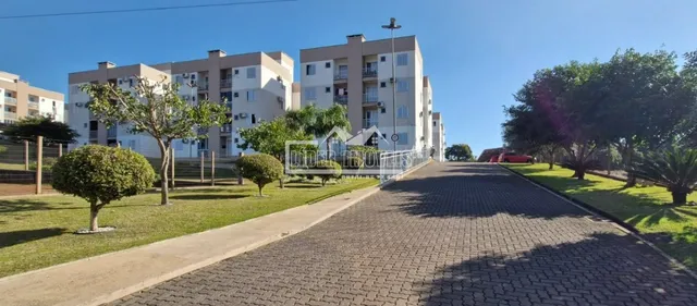 Fachada de um prédio residencial em Lajeado, Brasil, com área verde ao redor.