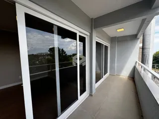 Vista de um ambiente interno com portas de vidro que dão acesso a uma área externa.