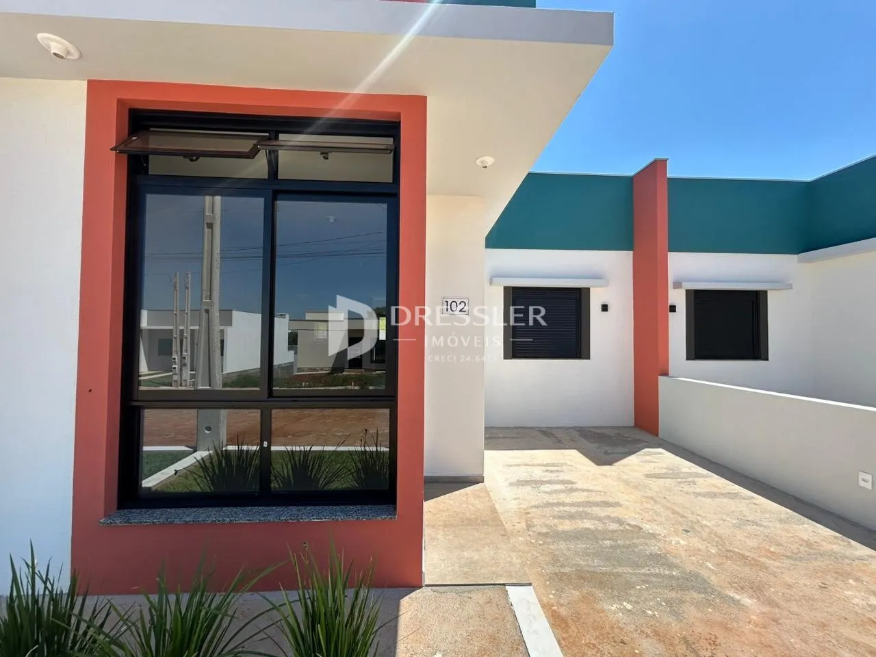 Fachada externa de uma residência em Lajeado, Brasil, com cores contrastantes.