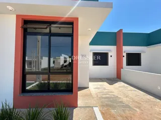 Fachada externa de uma residência em Lajeado, Brasil, com cores contrastantes.