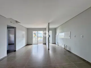 Vista de um corredor interno com piso de cerâmica e paredes cinzas.