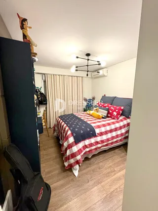 Quarto com cama e decoração interna.