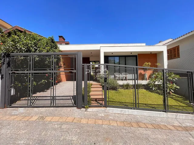 Fachada de uma residência com portão e jardim em Lajeado, Brasil.