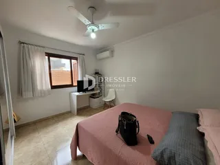 Quarto com cama e janela em um imóvel no Brasil.
