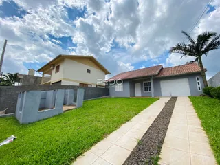 Fachada de uma casa em Lajeado, Brasil, com jardim e garagem.