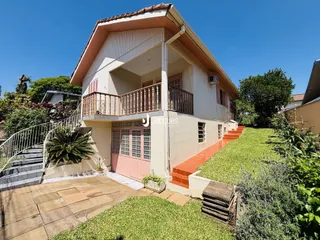 Fachada de uma casa em Lajeado, Brasil, com terraço e jardim.