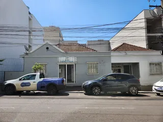 Fachada de uma residência em Lajeado, Brasil, vista da rua.