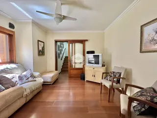 Sala de estar com piso de madeira e móveis.