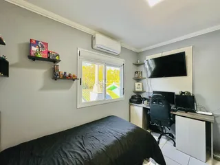 O interior de um quarto com janela e decoração de parede em uma residência.
