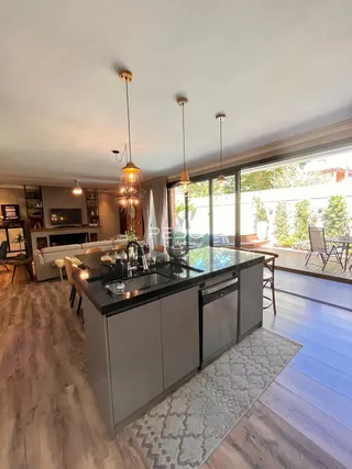 Interior de uma sala de estar com cozinha aberta em Lajeado, Brasil.