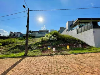 Vista externa de uma propriedade em Lajeado, Brasil, com vegetação ao redor.