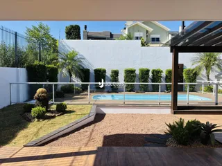 Vista externa de uma propriedade com piscina e jardim em Lajeado.